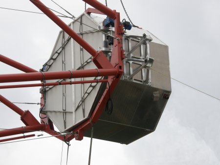 Zoom sur la camera en cours d'insertion dans les bras du telescope