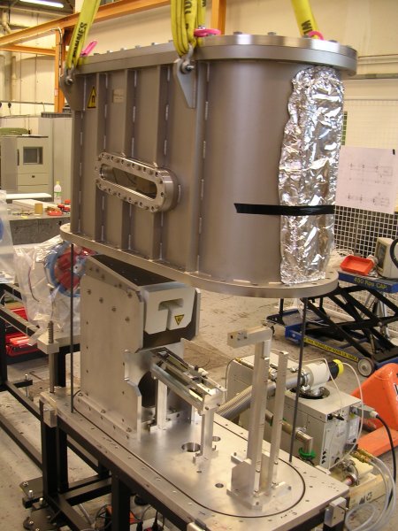 Assemblage du spectrometre dans le hall de montage de l'atelier